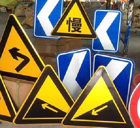  兴化标识标牌中颜色的确定是很重要的。